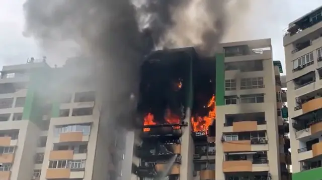 इमारत में लगी आग