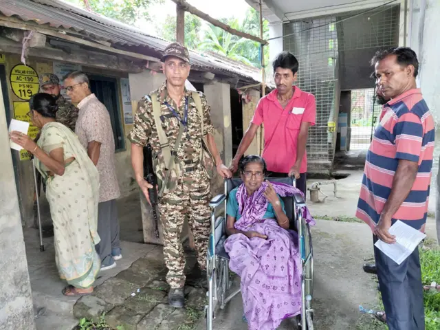 ভোট দিতে এসেছেন এক প্রবীণ নারী।