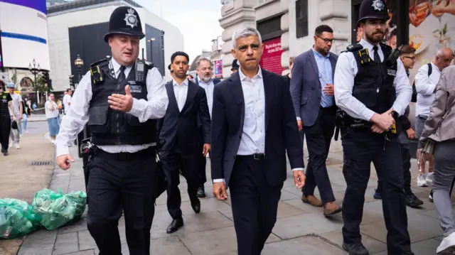 Duqa London Sadiq Khan oo kormeer kula jira ciidamada Met Police