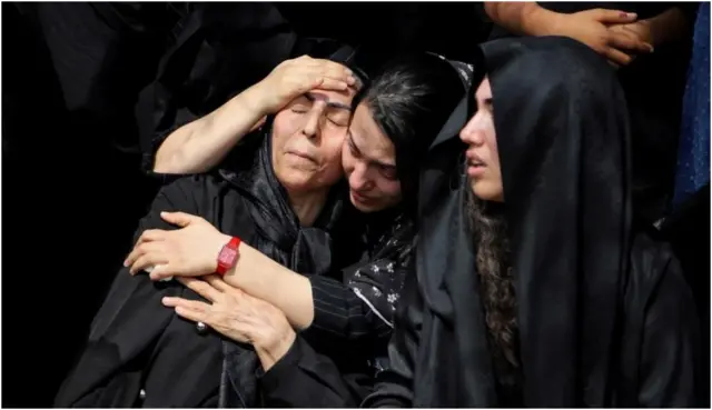 ወላጆች በቀብር ስነስርዓት ላይ