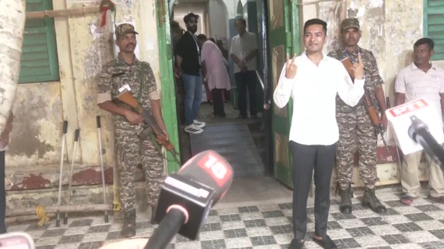 ভোট দিলেন অভিষেক ব্যানার্জী