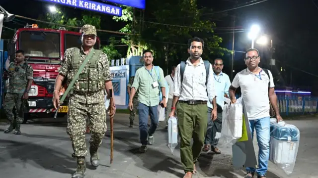 ভোটদান করে ফিরছেন ভোটকর্মীরা