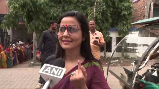 করিমপুরে ভোট দিলেন মহুয়া মৈত্র