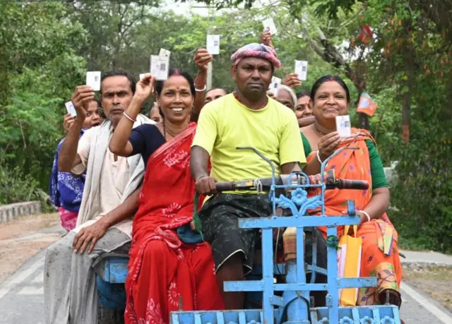 উত্তর ২৪ পরগণায় ভোটাররা ভোট দানের জন্য যাচ্ছেন।