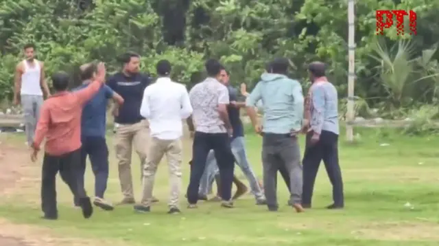 হুগলীর খানাকুলে একটি বুথের কাছে ধ্বস্তাধস্তির ছবি।