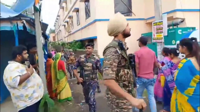 ফলতায় লাঠিচার্জ কেন্দ্রীয় বাহিনীর