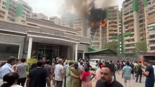 इमारत में लगी आग