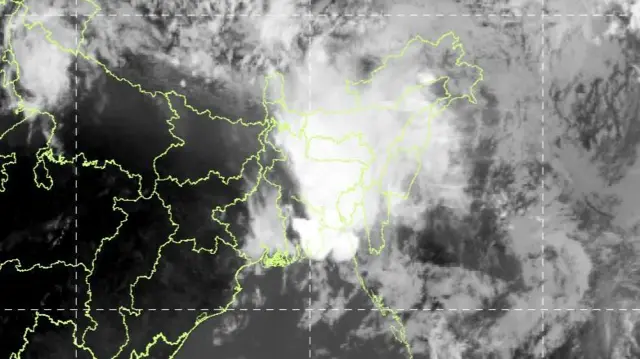 পশ্চিমবঙ্গের আকাশে মেঘের স্যাটেলাইট চিত্র প্রকাশ করেছে আবহাওয়া দফতর