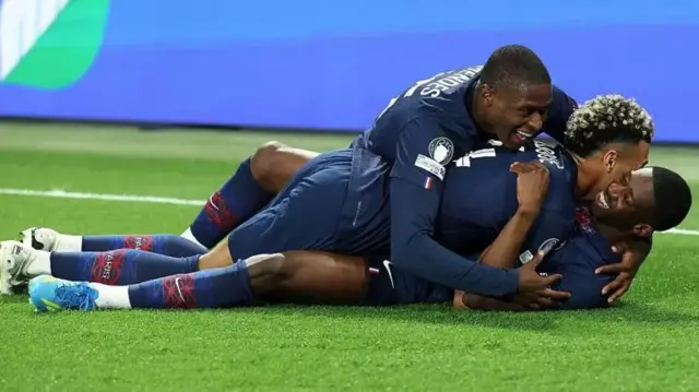 Wachezaji wa PSJ wakishangilia bao