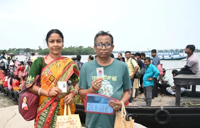 নৌকায় নদী পেরিয়ে উত্তর ২৪ পরগণার হিঙ্গলগঞ্জের একটি বুথে ভোট দিতে এসেছেন ভোটাররা।