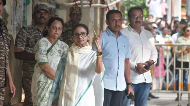 মমতা ব্যানার্জী দুই আঙুল তুলে বিজয়চিহ্ন দেখাচ্ছেন