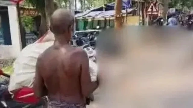 Jeetu akiwa amebeba mwili wa dada yake.