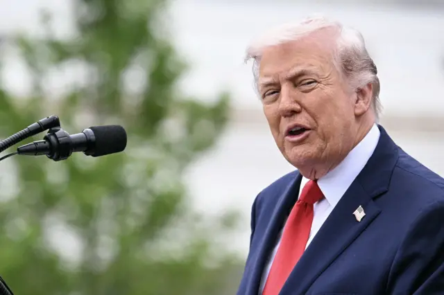 الرئيس الأمريكي دونالد ترامب يلقي كلمة خلال مراسم استقبال في الحديقة الجنوبية للبيت الأبيض في واشنطن العاصمة، في 28 أبريل/نيسان 2026