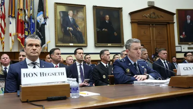 پیت هگزت و دن کین در جلسه بودجه نظامی آمریکا