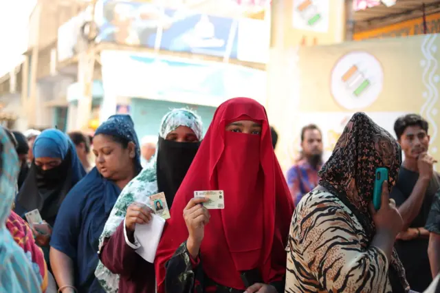 দক্ষিণ ২৪ পরগণা জেলার একটি ভোট কেন্দ্রের সামনে মুসলমান নারী ভোটারদের লাইন