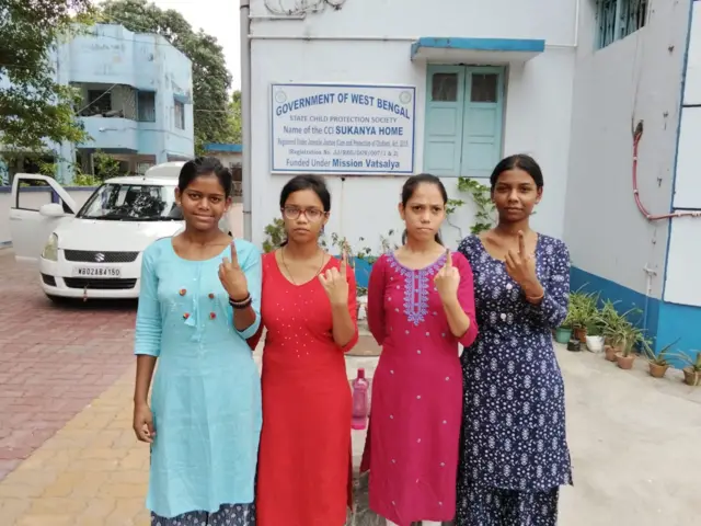 ভোট দেওয়ার পর বিধাননগরের একটি বুথের বাইরে ছবি তুলছেন তরুণীরা।