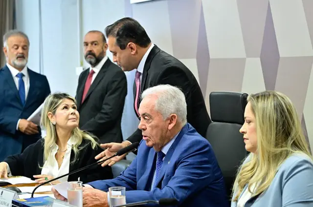 Sessão na CCJ