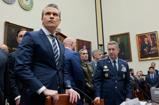 وزير الحرب الأمريكي، بيت هيغسيث (يسار) ورئيس هيئة الأركان المشتركة، الجنرال دان كين خلال جلسة استماع أمام لجنة القوات المسلحة بمجلس النواب