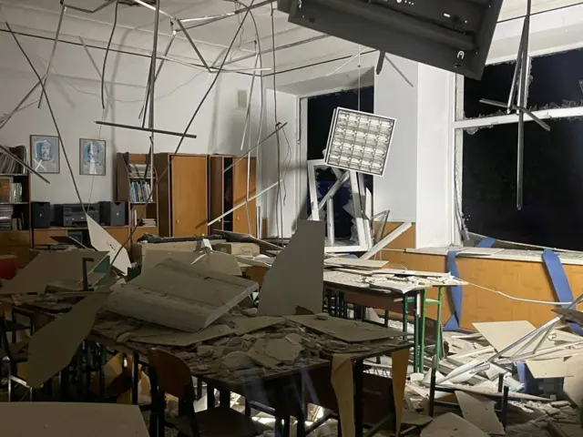 кабинет в учебном заведении в Одессе, все в беспорядке после атаки беспилотника