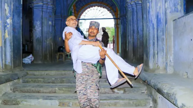 पश्चिम बंगाल में चुनाव के लिए जाते बुज़ुर्ग