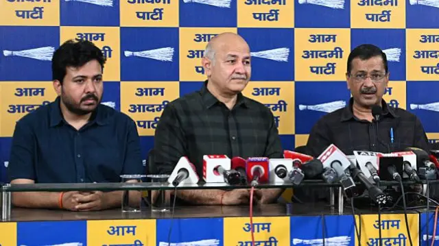 दुर्गेश पाठक, मनीष सिसोदिया और अरविंद केजरीवाल