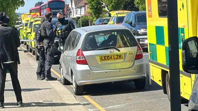 نیروهای پلیس در محل حادثه در کنار آمبولانس