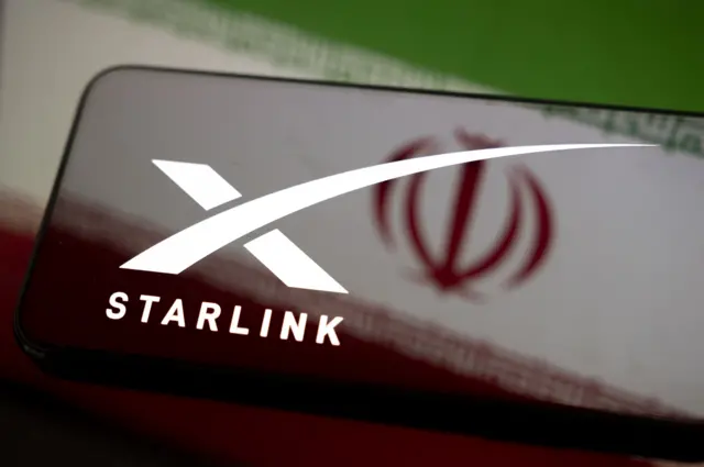يظهر شعار ستارلينك على شاشة هاتف ذكي مع انعكاس العلم الإيراني عليه. ووفقاً لمنظمة نت بلوكس، فقد انقطع الإنترنت تماماً في إيران منذ 9 يناير/كانون الثاني 2026، عقب احتجاجات اجتاحت البلاد.
