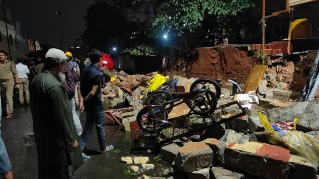 बारिश से गिरी दीवार