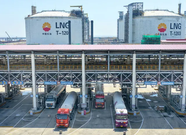 ناقلات الغاز الطبيعي المسال تنتظر في محطة التحميل بمحطة بتروتشاينا جيانغسو للغاز الطبيعي المسال في ميناء يانغكو بمدينة رودونغ، في مقاطعة جيانغسو شرقي الصين، بتاريخ 24 أبريل/نيسان 2026