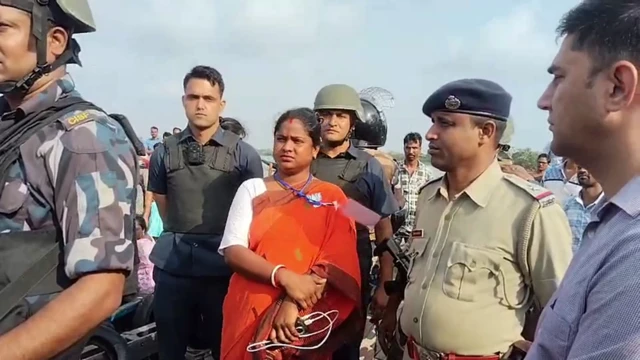 লেবুখালি নদী পেরিয়ে ভোট দিতে গেলেন রেখা পাত্র