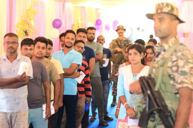 উত্তর ২৪ পরগণার একটি মডেল বুথে ভোটারদের লাইন।