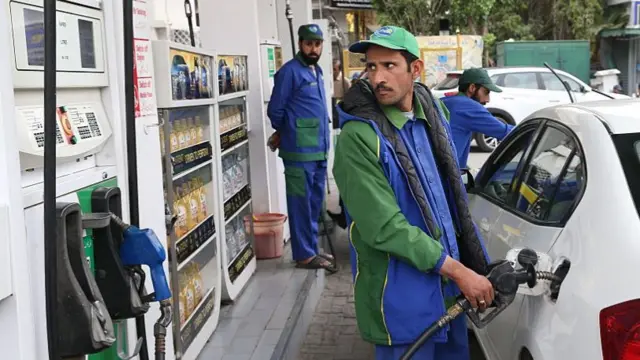 पाकिस्तान में तेल की क़ीमतों में उछाल