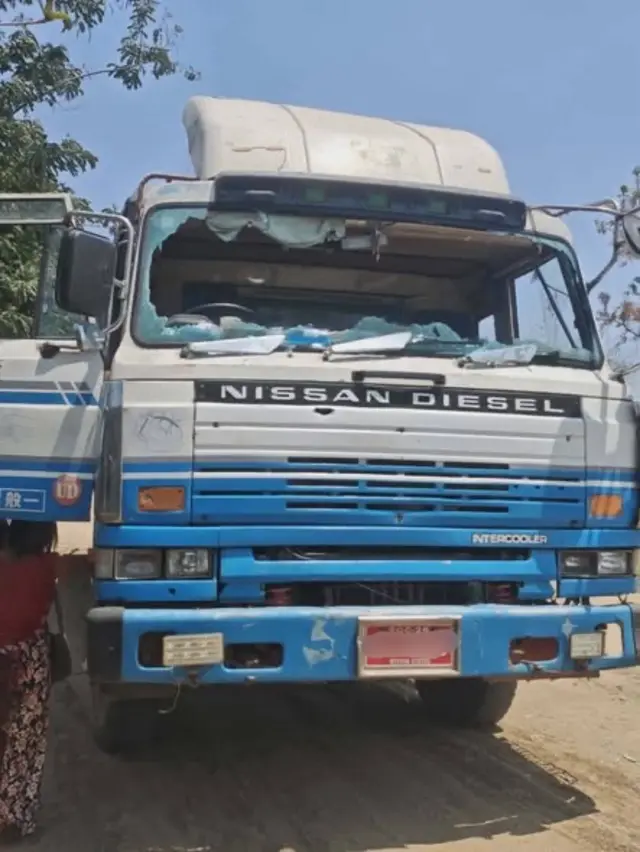 ဧပြီ ၂ ရက်က လေကြောင်းတိုက်ခိုက်မှုကြောင့် ပျက်စီးသွားတဲ့ကုန်တင်ကားတစ်စီး