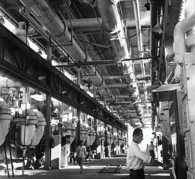 صورة أرشيفية لعمّال في محطة تحلية المياه في الكويت، نحو عام 1965، والتي تُعد من أكبر المنشآت من نوعها.