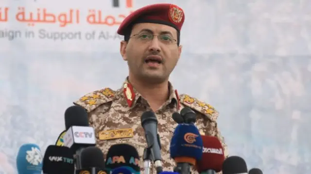 المتحدث العسكري للحوثيين، يحيى سريع، خلال مؤتمر صحفي