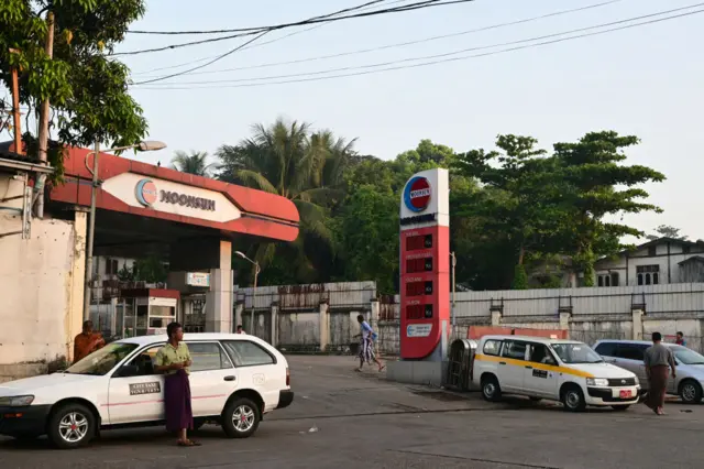 ရန်ကုန်မြို့က စက်သုံးဆီအရောင်ဆိုင်တစ်ဆိုင်မြင်ကွင်း (ပုံဟောင်း)