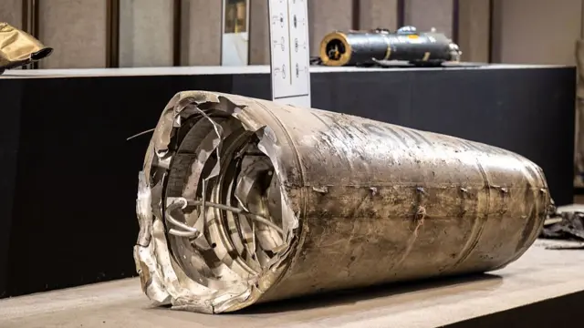 3 मार्च को ईरानी मिसाइल के टुकड़े अबू धाबी में एक प्रेस कांफ्रेंस में रखे गए हैं.