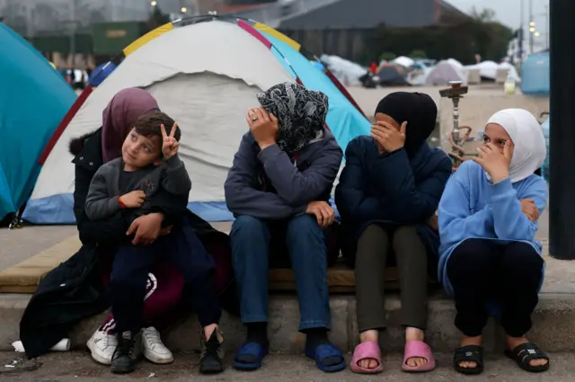 نازحون يجلسون خارج خيامهم في مخيم مؤقت في بيروت