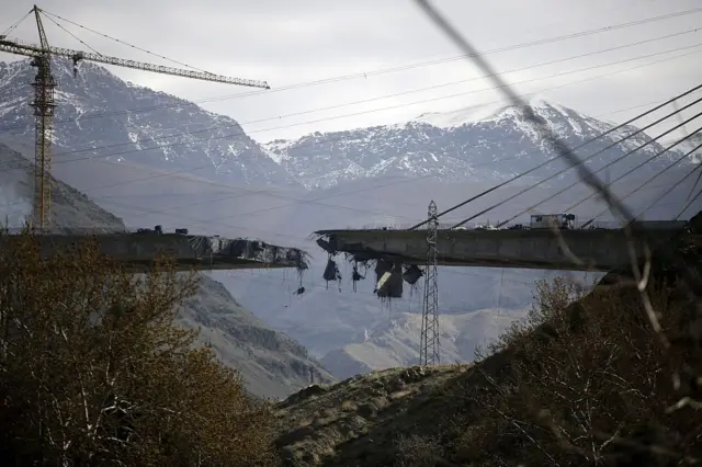 پل «بی۱» که در منطقه عظیمیه کرج در استان البرز ساخته شده بود، دیروز (۱۳ فروردین) هدف حمله قرار گرفت