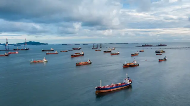 হরমুজ প্রণালির আশপাশে দীর্ঘদিন ধরে আটকে আছে অনেক জাহাজ