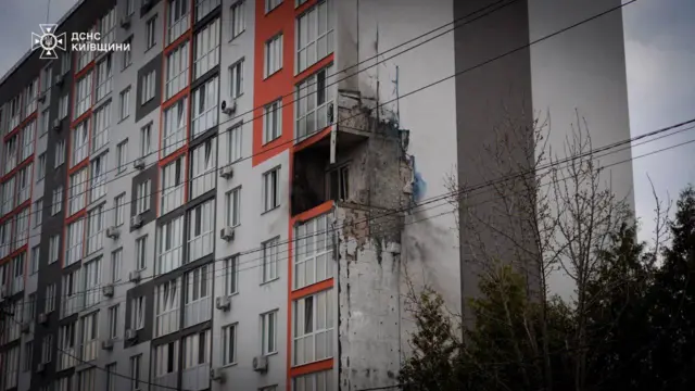 В многоэтажный дом попал дрон, выбито стекло и часть конструкции на углу.