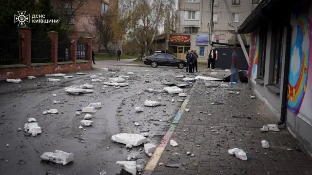 Обломки на улице.