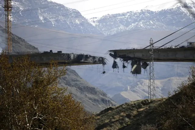 Nyuma yo gusenya iki kiraro cyari kikiri gishya, Perezida Trump yavuze ko ahubwo bataratangira "gusenya n'ibikorwa remezo byari bisigaye" muri Iran