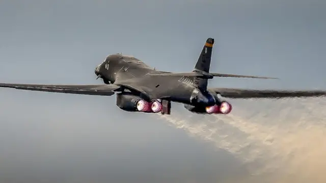 Indege y'intambara ya Amerika iri mu kirere