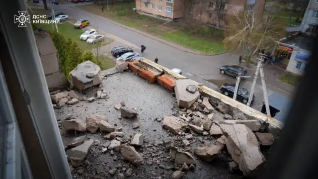 Вид из окна на разрушения в доме.