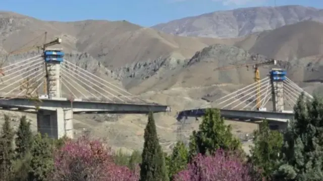 የአሜሪካን ጥቃትን ተከትሎ ለሁለት የተቆረጠው ድልድይ