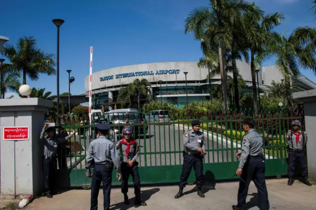 ရန်ကုန်လေဆိပ်အရှေ့မှာ စောင့်ကြပ်နေတဲ့ ရဲတပ်ဖွဲ့ဝင်တချို့ (ပုံဟောင်း)