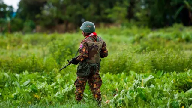 ရခိုင်၊ စစ်တွေမြို့မှာတွေ့ရတဲ့ လုံခြုံရေးတပ်ဖွဲ့ဝင်တစ်ဦး (ပုံဟောင်း)