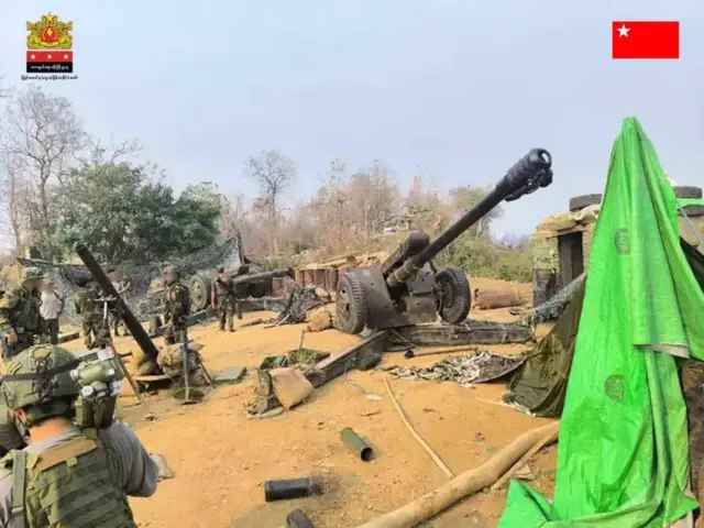 တော်လှန်ရေးအဖွဲ့တွေ သိမ်းပိုက်ချိန်မှာ သိမ်းဆည်းရမိတဲ့ စစ်တပ်ဘက်က လက်နက်ပစ္စည်းတွေ (ပုံဟောင်း)