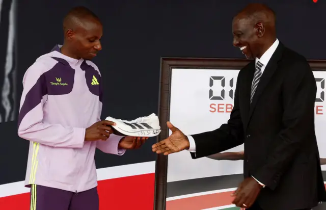 Umunyakenya Sebastian Sawe yashitse, inyuma yo guca umuhigo w'isi mu gusiganwa marathon mu 2026 i Londres, aba umuntu wa mbere wirutse marathon mu masaha ari munsi y'abiri mu isiganwa ryemewe kandi ashyiraho umuhigo mushasha w'isi akoresheje 1:59:30, mu ngoro y'umukuru w'igihugu i Nairobi, Kenya, itariki 30 z'ukwezi kwa kane 2026.